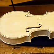 Hals og prøvesamlet violin - bygningsværket er udført af Hans Neuper