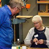 Adolf Grønbæk Andersen ser til, at Jytte Birgitte Pedersen arbejder med sit patchwork